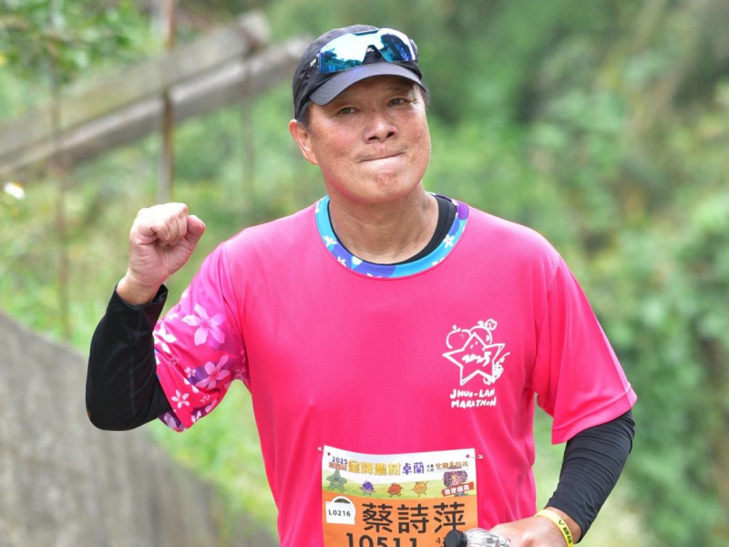 年過花甲，為何還要跑馬拉松？66歲蔡詩萍年跑30場全馬、度過中年危機：跑馬，不折不扣是人生修煉